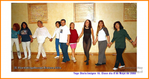 Rolando Toro Araneda impartiendo clases de Biodanza en Yoga Shala, mayo de 2000.